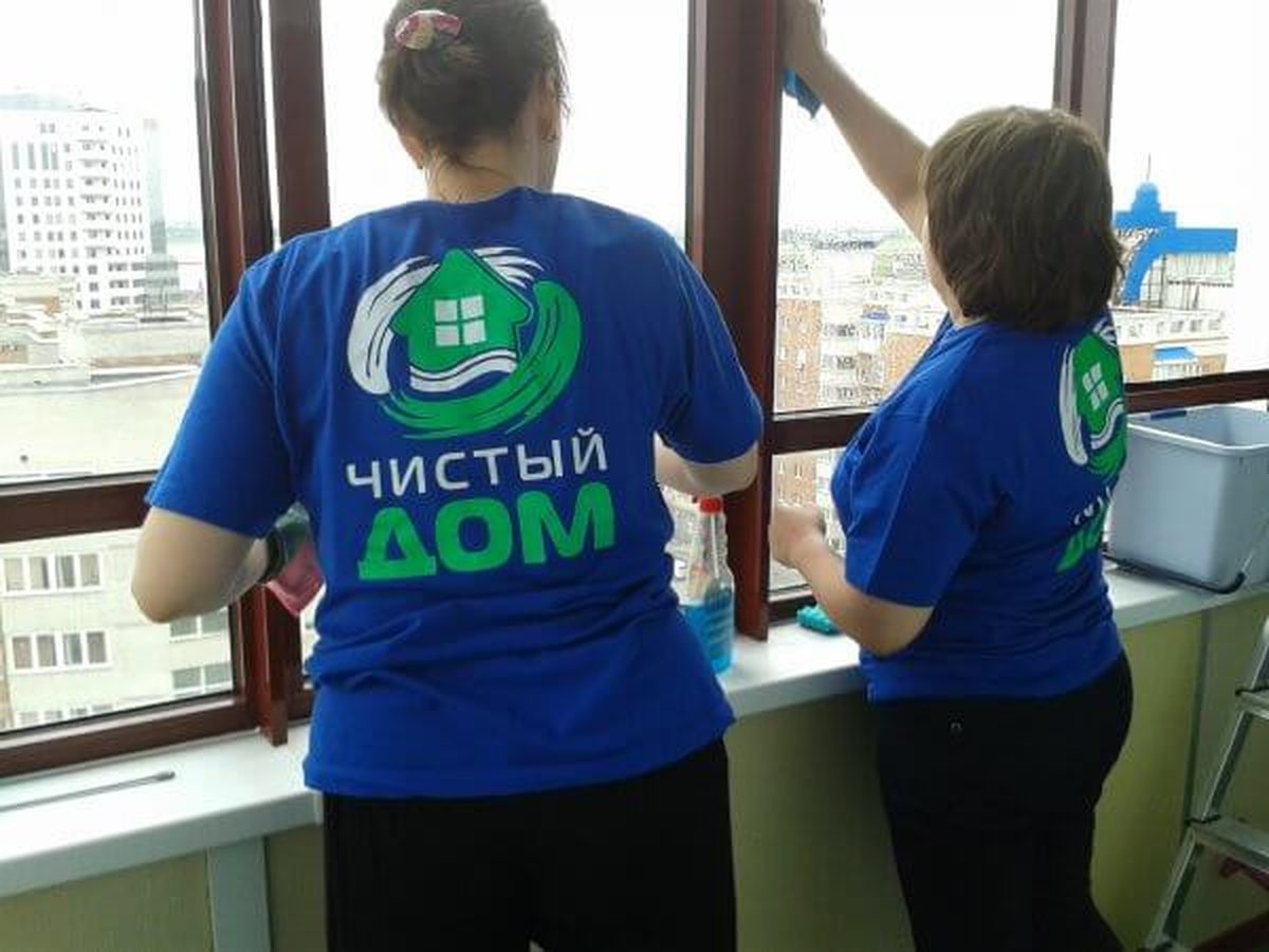 Сотрудницы компании «Чистый дом» моют окна в офисе в Омске